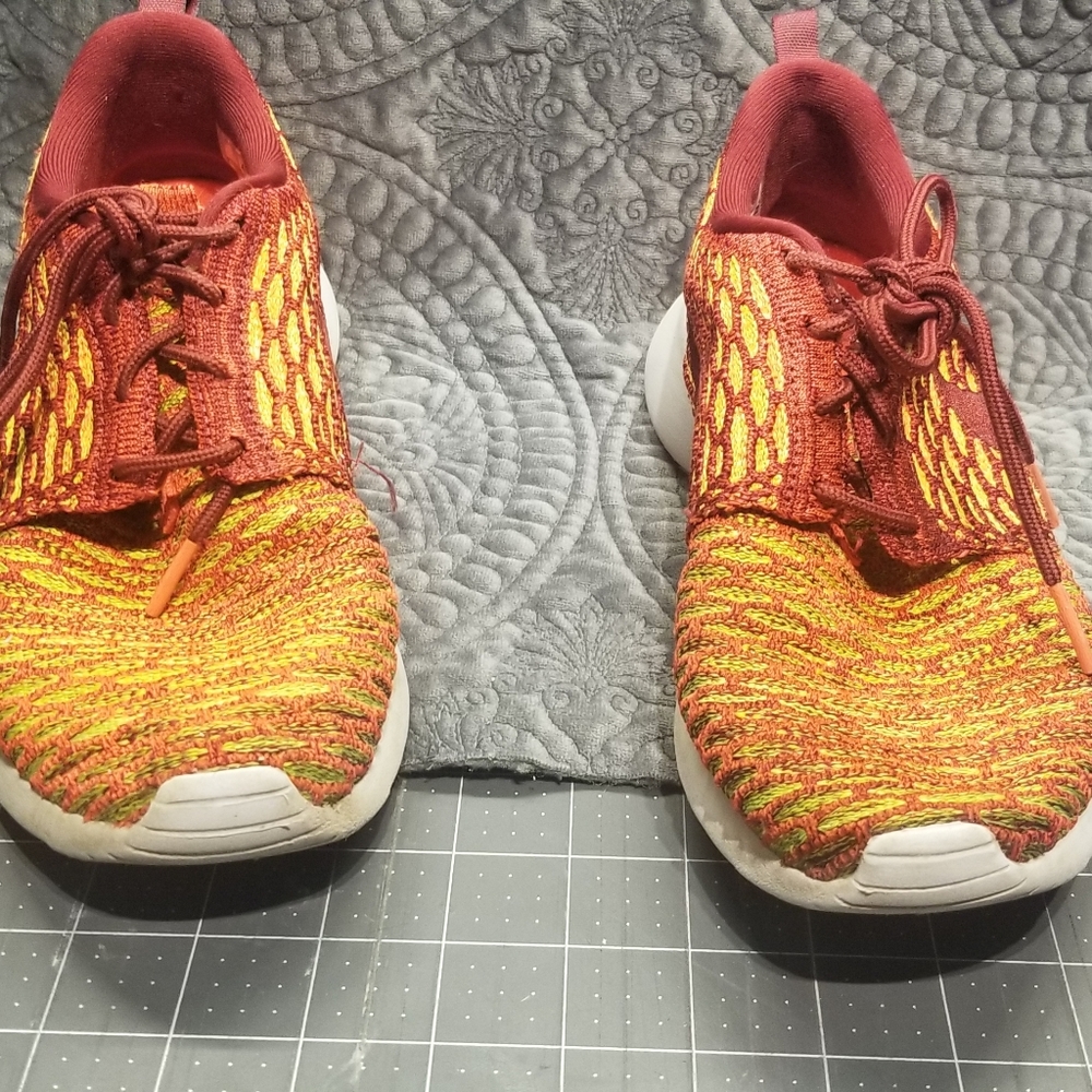 Nike Flyknit Roshe - Picture 3 of 10